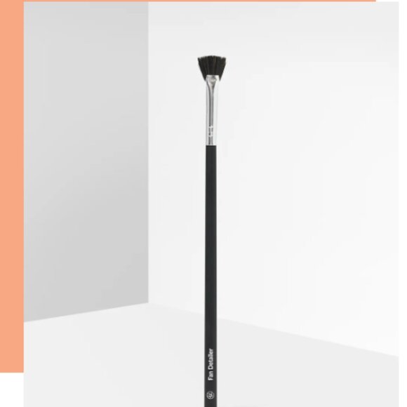 ‼️5/$25‼️ NWT - BH Cosmetics Fan Detailer Brush - Picture 3 of 12